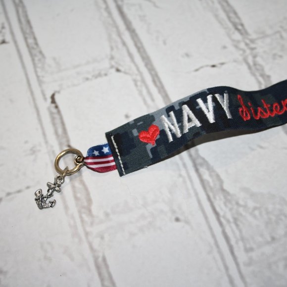 Beautiful NAVY SISTER Toggle bracelet 7" - Picture 3 of 4